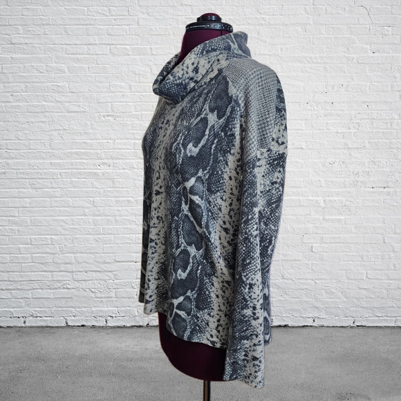 Cable & Gauge Black and White Snake Print Cowl Neck Turtleneck Sweater - Picture 4 of 14